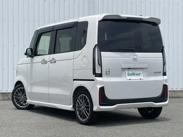 ホンダ Ｎ ＢＯＸ カスタム ターボ 福岡県 2023(令5)年 0.3万km プラチナホワイトパール ホンダセンシング/CMBS/路外逸脱抑制機能/アダプティブクルーズコントロール/LKAS/パーキングセンサー/純正９インチナビ（ＬＸＵ－２４２ＮＢｉ）/全周囲カメラ/フルセグTV/CD/DVD/BT/SD//applecarplay/androidauto/両側パワースライドドア/前席シートヒーター/ＬＥＤヘッドライト/オートハイビーム/純正アルミ/ビルトインETC/前後ドラレコ/本革巻きステアリング/ステアリングリモコン/パドルシフト/サンシェード内蔵大型ルーフコンソール/ロールサンシェード/シートバックテーブル/電動パーキング/ブレーキホールド/スマートキー/プッシュスタート/オートリトラミラー