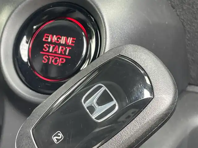 ホンダ Ｎ ＢＯＸ カスタム ターボ 福岡県 2023(令5)年 0.3万km プラチナホワイトパール ホンダセンシング/CMBS/路外逸脱抑制機能/アダプティブクルーズコントロール/LKAS/パーキングセンサー/純正９インチナビ（ＬＸＵ－２４２ＮＢｉ）/全周囲カメラ/フルセグTV/CD/DVD/BT/SD//applecarplay/androidauto/両側パワースライドドア/前席シートヒーター/ＬＥＤヘッドライト/オートハイビーム/純正アルミ/ビルトインETC/前後ドラレコ/本革巻きステアリング/ステアリングリモコン/パドルシフト/サンシェード内蔵大型ルーフコンソール/ロールサンシェード/シートバックテーブル/電動パーキング/ブレーキホールド/スマートキー/プッシュスタート/オートリトラミラー