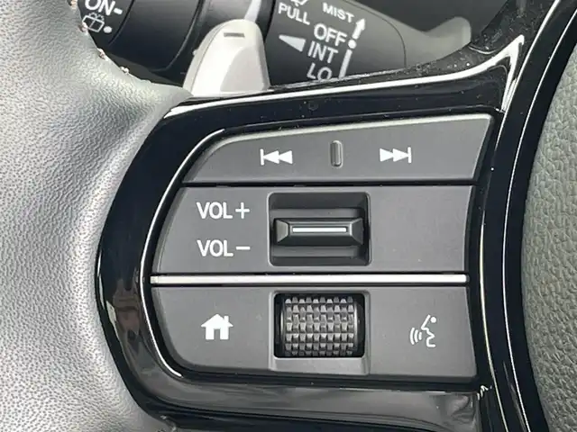 ホンダ Ｎ ＢＯＸ カスタム ターボ 福岡県 2023(令5)年 0.3万km プラチナホワイトパール ホンダセンシング/CMBS/路外逸脱抑制機能/アダプティブクルーズコントロール/LKAS/パーキングセンサー/純正９インチナビ（ＬＸＵ－２４２ＮＢｉ）/全周囲カメラ/フルセグTV/CD/DVD/BT/SD//applecarplay/androidauto/両側パワースライドドア/前席シートヒーター/ＬＥＤヘッドライト/オートハイビーム/純正アルミ/ビルトインETC/前後ドラレコ/本革巻きステアリング/ステアリングリモコン/パドルシフト/サンシェード内蔵大型ルーフコンソール/ロールサンシェード/シートバックテーブル/電動パーキング/ブレーキホールド/スマートキー/プッシュスタート/オートリトラミラー