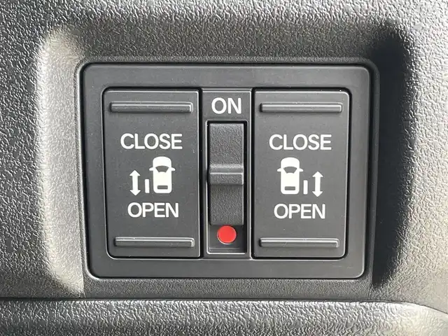 ホンダ Ｎ ＢＯＸ カスタム ターボ 福岡県 2023(令5)年 0.3万km プラチナホワイトパール ホンダセンシング/CMBS/路外逸脱抑制機能/アダプティブクルーズコントロール/LKAS/パーキングセンサー/純正９インチナビ（ＬＸＵ－２４２ＮＢｉ）/全周囲カメラ/フルセグTV/CD/DVD/BT/SD//applecarplay/androidauto/両側パワースライドドア/前席シートヒーター/ＬＥＤヘッドライト/オートハイビーム/純正アルミ/ビルトインETC/前後ドラレコ/本革巻きステアリング/ステアリングリモコン/パドルシフト/サンシェード内蔵大型ルーフコンソール/ロールサンシェード/シートバックテーブル/電動パーキング/ブレーキホールド/スマートキー/プッシュスタート/オートリトラミラー