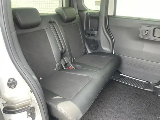 ホンダ Ｎ ＢＯＸ カスタム ターボ 福岡県 2023(令5)年 0.3万km プラチナホワイトパール ホンダセンシング/CMBS/路外逸脱抑制機能/アダプティブクルーズコントロール/LKAS/パーキングセンサー/純正９インチナビ（ＬＸＵ－２４２ＮＢｉ）/全周囲カメラ/フルセグTV/CD/DVD/BT/SD//applecarplay/androidauto/両側パワースライドドア/前席シートヒーター/ＬＥＤヘッドライト/オートハイビーム/純正アルミ/ビルトインETC/前後ドラレコ/本革巻きステアリング/ステアリングリモコン/パドルシフト/サンシェード内蔵大型ルーフコンソール/ロールサンシェード/シートバックテーブル/電動パーキング/ブレーキホールド/スマートキー/プッシュスタート/オートリトラミラー