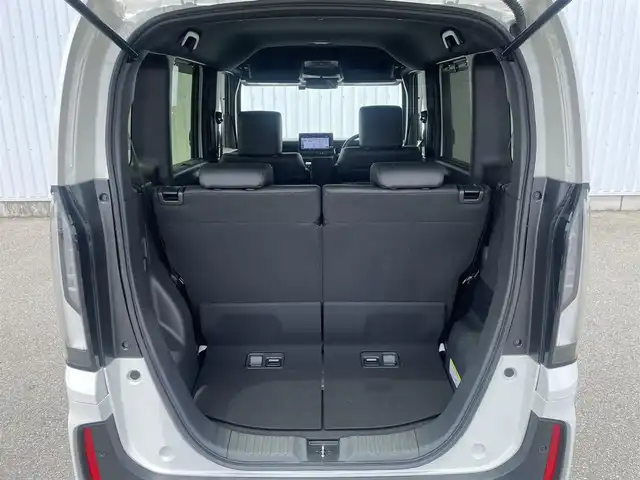 ホンダ Ｎ ＢＯＸ カスタム ターボ 福岡県 2023(令5)年 0.3万km プラチナホワイトパール ホンダセンシング/CMBS/路外逸脱抑制機能/アダプティブクルーズコントロール/LKAS/パーキングセンサー/純正９インチナビ（ＬＸＵ－２４２ＮＢｉ）/全周囲カメラ/フルセグTV/CD/DVD/BT/SD//applecarplay/androidauto/両側パワースライドドア/前席シートヒーター/ＬＥＤヘッドライト/オートハイビーム/純正アルミ/ビルトインETC/前後ドラレコ/本革巻きステアリング/ステアリングリモコン/パドルシフト/サンシェード内蔵大型ルーフコンソール/ロールサンシェード/シートバックテーブル/電動パーキング/ブレーキホールド/スマートキー/プッシュスタート/オートリトラミラー