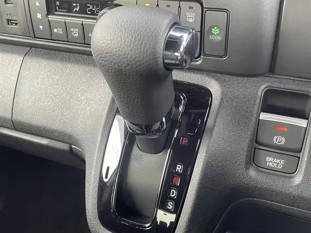 ホンダ Ｎ ＢＯＸ カスタム ターボ 福岡県 2023(令5)年 0.3万km プラチナホワイトパール ホンダセンシング/CMBS/路外逸脱抑制機能/アダプティブクルーズコントロール/LKAS/パーキングセンサー/純正９インチナビ（ＬＸＵ－２４２ＮＢｉ）/全周囲カメラ/フルセグTV/CD/DVD/BT/SD//applecarplay/androidauto/両側パワースライドドア/前席シートヒーター/ＬＥＤヘッドライト/オートハイビーム/純正アルミ/ビルトインETC/前後ドラレコ/本革巻きステアリング/ステアリングリモコン/パドルシフト/サンシェード内蔵大型ルーフコンソール/ロールサンシェード/シートバックテーブル/電動パーキング/ブレーキホールド/スマートキー/プッシュスタート/オートリトラミラー