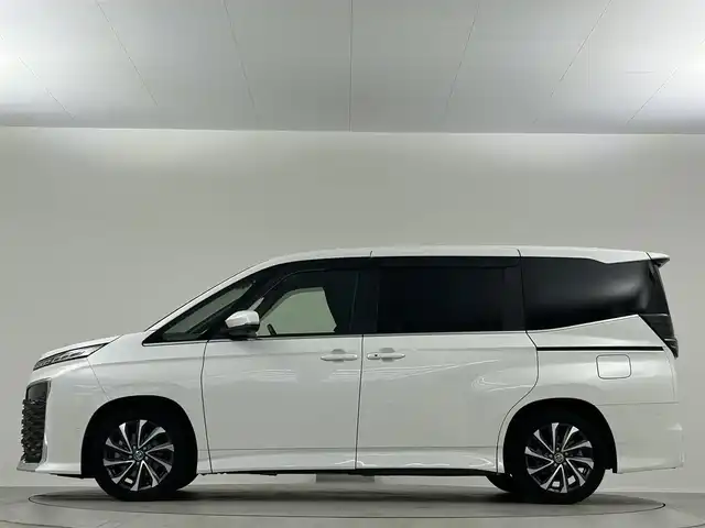 トヨタ ヴォクシー ハイブリッド S－Z 埼玉県 2022(令4)年 2.6万km ホワイトパールクリスタルシャイン 快適利便パックージ　ユニバーサルステップ　２ｎｄキャプテンシート　シートヒーター　オットマン　オートリアハッチ　ハンズフリーデュアルパワースライドドア　全周囲モニター　レーダークルーズ　１０型ディスプレイオーディオ　後席モニター　