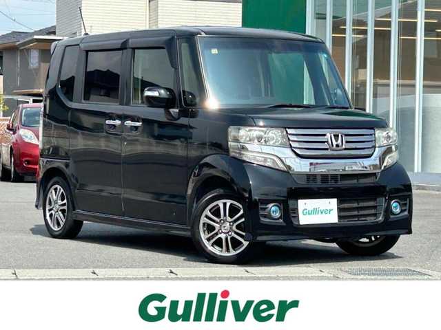 ホンダ Ｎ ＢＯＸ カスタム SSパッケージ 静岡県 2014(平26)年 6.8万km スマートブラック エンジンスタート/パワーステアリング/パワーウィンドウ/アイドリングストップ/AAC/スマートキー（スペアキー：1本）/バックカメラ/ETC/純正SDナビ（フルセグTV、DVD再生機能有、CDチェンジャー）/ベンチシート/純正フロアマット/布系シート/両側パワースライドドア/純正アルミホイール/ABS/横滑り防止装置/オートライト/キセノンヘッドライト/W＋サイドエアバッグ/カーテンエアバッグ/衝突軽減システム