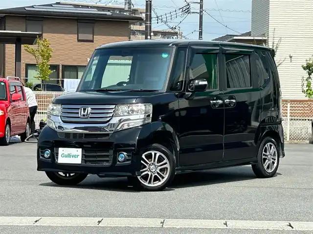 ホンダ Ｎ ＢＯＸ カスタム SSパッケージ 静岡県 2014(平26)年 6.8万km スマートブラック エンジンスタート/パワーステアリング/パワーウィンドウ/アイドリングストップ/AAC/スマートキー（スペアキー：1本）/バックカメラ/ETC/純正SDナビ（フルセグTV、DVD再生機能有、CDチェンジャー）/ベンチシート/純正フロアマット/布系シート/両側パワースライドドア/純正アルミホイール/ABS/横滑り防止装置/オートライト/キセノンヘッドライト/W＋サイドエアバッグ/カーテンエアバッグ/衝突軽減システム