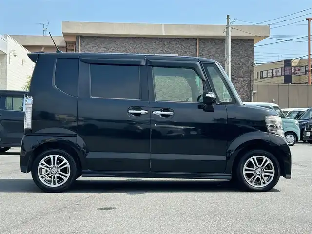 ホンダ Ｎ ＢＯＸ カスタム SSパッケージ 静岡県 2014(平26)年 6.8万km スマートブラック エンジンスタート/パワーステアリング/パワーウィンドウ/アイドリングストップ/AAC/スマートキー（スペアキー：1本）/バックカメラ/ETC/純正SDナビ（フルセグTV、DVD再生機能有、CDチェンジャー）/ベンチシート/純正フロアマット/布系シート/両側パワースライドドア/純正アルミホイール/ABS/横滑り防止装置/オートライト/キセノンヘッドライト/W＋サイドエアバッグ/カーテンエアバッグ/衝突軽減システム