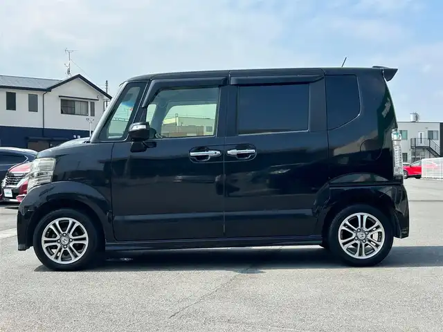 ホンダ Ｎ ＢＯＸ カスタム SSパッケージ 静岡県 2014(平26)年 6.8万km スマートブラック エンジンスタート/パワーステアリング/パワーウィンドウ/アイドリングストップ/AAC/スマートキー（スペアキー：1本）/バックカメラ/ETC/純正SDナビ（フルセグTV、DVD再生機能有、CDチェンジャー）/ベンチシート/純正フロアマット/布系シート/両側パワースライドドア/純正アルミホイール/ABS/横滑り防止装置/オートライト/キセノンヘッドライト/W＋サイドエアバッグ/カーテンエアバッグ/衝突軽減システム