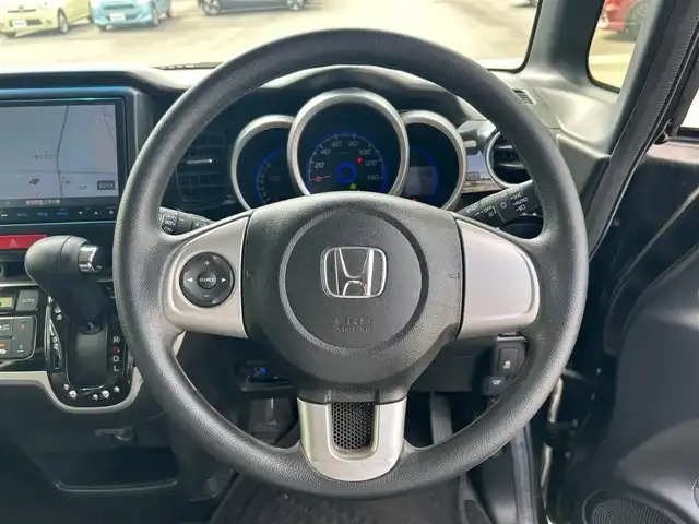 ホンダ Ｎ ＢＯＸ カスタム SSパッケージ 静岡県 2014(平26)年 6.8万km スマートブラック エンジンスタート/パワーステアリング/パワーウィンドウ/アイドリングストップ/AAC/スマートキー（スペアキー：1本）/バックカメラ/ETC/純正SDナビ（フルセグTV、DVD再生機能有、CDチェンジャー）/ベンチシート/純正フロアマット/布系シート/両側パワースライドドア/純正アルミホイール/ABS/横滑り防止装置/オートライト/キセノンヘッドライト/W＋サイドエアバッグ/カーテンエアバッグ/衝突軽減システム
