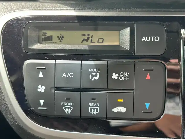 ホンダ Ｎ ＢＯＸ カスタム SSパッケージ 静岡県 2014(平26)年 6.8万km スマートブラック エンジンスタート/パワーステアリング/パワーウィンドウ/アイドリングストップ/AAC/スマートキー（スペアキー：1本）/バックカメラ/ETC/純正SDナビ（フルセグTV、DVD再生機能有、CDチェンジャー）/ベンチシート/純正フロアマット/布系シート/両側パワースライドドア/純正アルミホイール/ABS/横滑り防止装置/オートライト/キセノンヘッドライト/W＋サイドエアバッグ/カーテンエアバッグ/衝突軽減システム