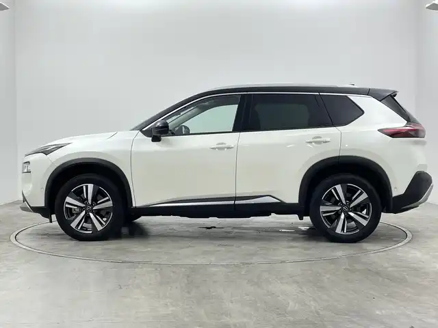 日産 エクストレイル G e－4ORCE 群馬県 2023(令5)年 2.8万km ブリリアントホワイトパール/スーパーブラック 2トーン 純正１２．３型ナビ　全周囲カメラ　アダプティブクルーズコントロール　パワーバックドア　デジタルインナーミラー　ブラインドスポットモニター　前後ドライブレコーダー　ＬＥＤヘッドライト　ＥＴＣ　禁煙車