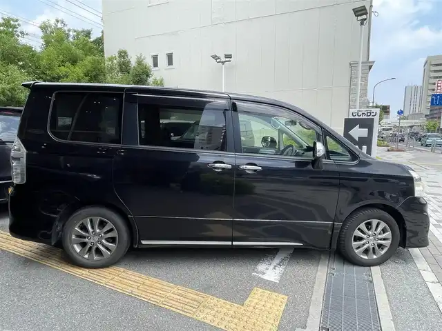 トヨタ ヴォクシー ZS 煌Ⅲ 兵庫県 2013(平25)年 8.8万km ブラック (株)IDOMが運営する【じしゃロン西宮店】の自社ローン専用車両になります。こちらは現金またはオートローンご利用時の価格です。自社ローンご希望の方は別途その旨お申付け下さい/＊ETC/＊パワステ/＊パワーウィンドウ/＊バックカメラ/＊フルセグ/＊両側パワスラ/＊オートライト