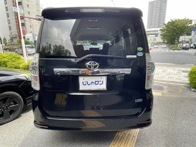 トヨタ ヴォクシー ZS 煌Ⅲ 兵庫県 2013(平25)年 8.8万km ブラック (株)IDOMが運営する【じしゃロン西宮店】の自社ローン専用車両になります。こちらは現金またはオートローンご利用時の価格です。自社ローンご希望の方は別途その旨お申付け下さい/＊ETC/＊パワステ/＊パワーウィンドウ/＊バックカメラ/＊フルセグ/＊両側パワスラ/＊オートライト