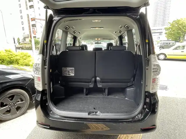 トヨタ ヴォクシー ZS 煌Ⅲ 兵庫県 2013(平25)年 8.8万km ブラック (株)IDOMが運営する【じしゃロン西宮店】の自社ローン専用車両になります。こちらは現金またはオートローンご利用時の価格です。自社ローンご希望の方は別途その旨お申付け下さい/＊ETC/＊パワステ/＊パワーウィンドウ/＊バックカメラ/＊フルセグ/＊両側パワスラ/＊オートライト