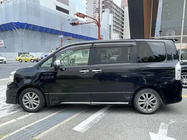 トヨタ ヴォクシー ZS 煌Ⅲ 兵庫県 2013(平25)年 8.8万km ブラック (株)IDOMが運営する【じしゃロン西宮店】の自社ローン専用車両になります。こちらは現金またはオートローンご利用時の価格です。自社ローンご希望の方は別途その旨お申付け下さい/＊ETC/＊パワステ/＊パワーウィンドウ/＊バックカメラ/＊フルセグ/＊両側パワスラ/＊オートライト