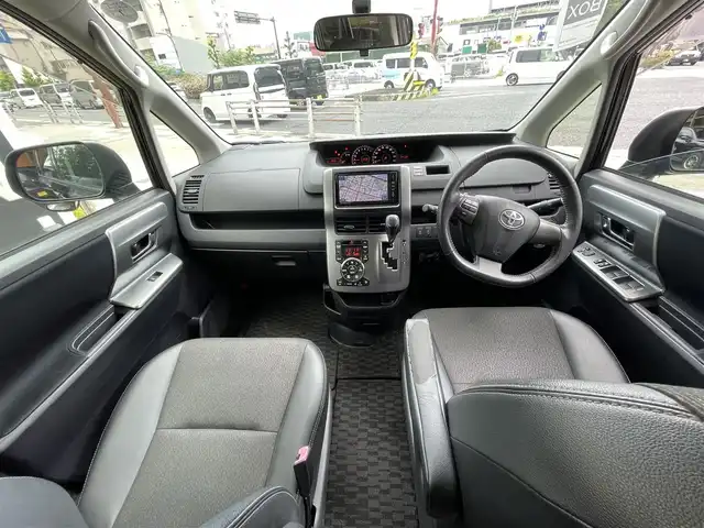 トヨタ ヴォクシー ZS 煌Ⅲ 兵庫県 2013(平25)年 8.8万km ブラック (株)IDOMが運営する【じしゃロン西宮店】の自社ローン専用車両になります。こちらは現金またはオートローンご利用時の価格です。自社ローンご希望の方は別途その旨お申付け下さい/＊ETC/＊パワステ/＊パワーウィンドウ/＊バックカメラ/＊フルセグ/＊両側パワスラ/＊オートライト
