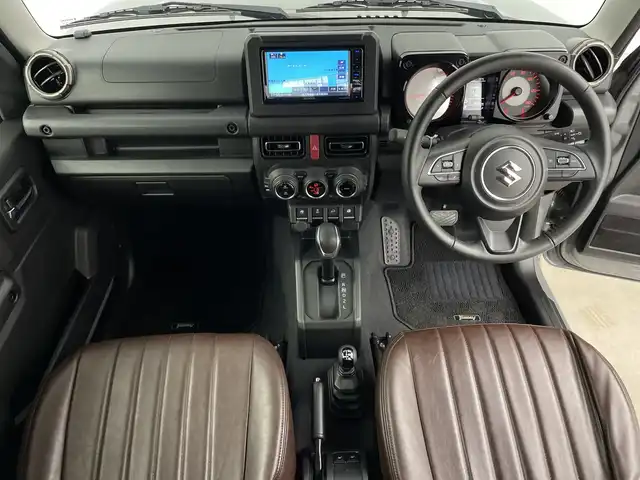 スズキ ジムニー XC 鹿児島県 2024(令6)年 0.9万km ミディアムグレー 純正SDナビ/（AM/FM/CD/DVD/Bluetooth）/バックカメラ/前後ドライブレコーダー/クルーズコントロール/ETC/シートヒーター/SUZUKIフロントグリル/レザー調シートカバー/背面タイヤ/オートライト/LEDヘッドライト/純正16インチAW/ドアバイザー