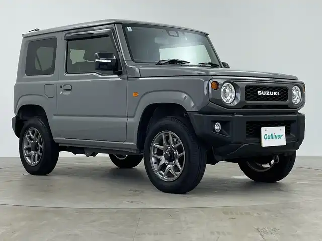 スズキ ジムニー XC 鹿児島県 2024(令6)年 0.9万km ミディアムグレー 純正SDナビ/（AM/FM/CD/DVD/Bluetooth）/バックカメラ/前後ドライブレコーダー/クルーズコントロール/ETC/シートヒーター/SUZUKIフロントグリル/レザー調シートカバー/背面タイヤ/オートライト/LEDヘッドライト/純正16インチAW/ドアバイザー