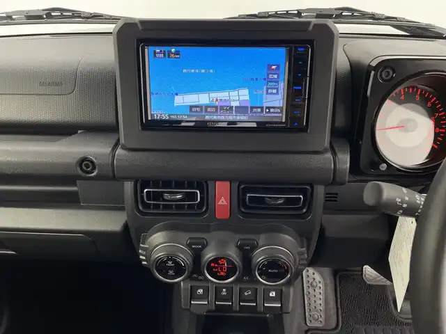 スズキ ジムニー XC 鹿児島県 2024(令6)年 0.9万km ミディアムグレー 純正SDナビ/（AM/FM/CD/DVD/Bluetooth）/バックカメラ/前後ドライブレコーダー/クルーズコントロール/ETC/シートヒーター/SUZUKIフロントグリル/レザー調シートカバー/背面タイヤ/オートライト/LEDヘッドライト/純正16インチAW/ドアバイザー