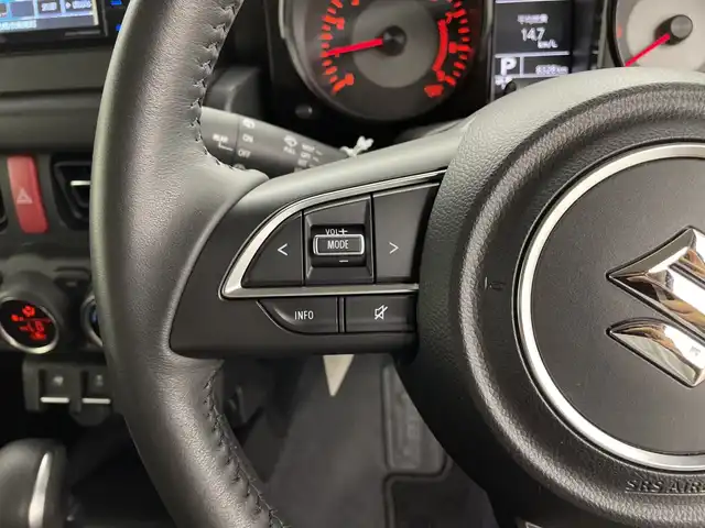 スズキ ジムニー XC 鹿児島県 2024(令6)年 0.9万km ミディアムグレー 純正SDナビ/（AM/FM/CD/DVD/Bluetooth）/バックカメラ/前後ドライブレコーダー/クルーズコントロール/ETC/シートヒーター/SUZUKIフロントグリル/レザー調シートカバー/背面タイヤ/オートライト/LEDヘッドライト/純正16インチAW/ドアバイザー