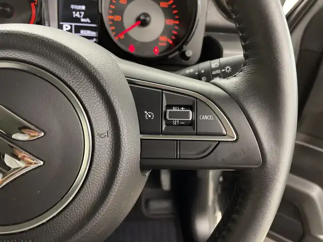 スズキ ジムニー XC 鹿児島県 2024(令6)年 0.9万km ミディアムグレー 純正SDナビ/（AM/FM/CD/DVD/Bluetooth）/バックカメラ/前後ドライブレコーダー/クルーズコントロール/ETC/シートヒーター/SUZUKIフロントグリル/レザー調シートカバー/背面タイヤ/オートライト/LEDヘッドライト/純正16インチAW/ドアバイザー