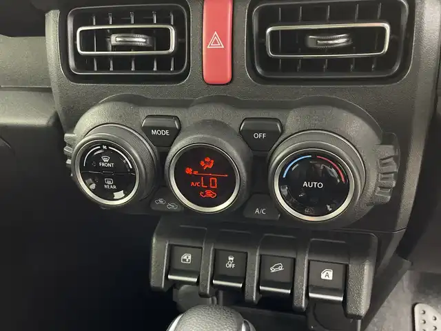 スズキ ジムニー XC 鹿児島県 2024(令6)年 0.9万km ミディアムグレー 純正SDナビ/（AM/FM/CD/DVD/Bluetooth）/バックカメラ/前後ドライブレコーダー/クルーズコントロール/ETC/シートヒーター/SUZUKIフロントグリル/レザー調シートカバー/背面タイヤ/オートライト/LEDヘッドライト/純正16インチAW/ドアバイザー