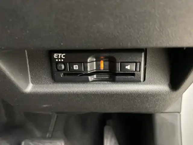 スズキ ジムニー XC 鹿児島県 2024(令6)年 0.9万km ミディアムグレー 純正SDナビ/（AM/FM/CD/DVD/Bluetooth）/バックカメラ/前後ドライブレコーダー/クルーズコントロール/ETC/シートヒーター/SUZUKIフロントグリル/レザー調シートカバー/背面タイヤ/オートライト/LEDヘッドライト/純正16インチAW/ドアバイザー