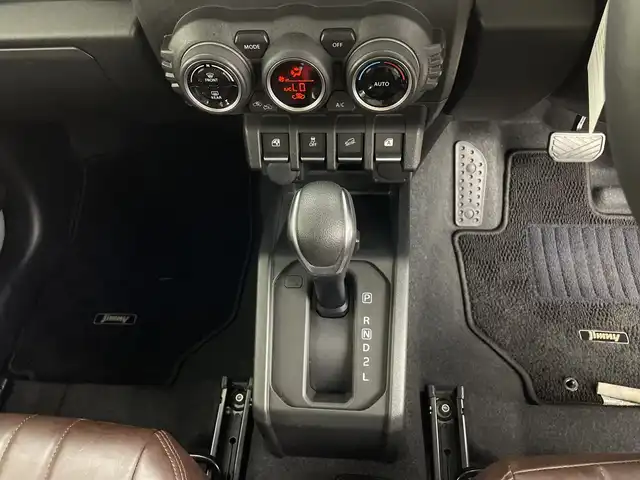 スズキ ジムニー XC 鹿児島県 2024(令6)年 0.9万km ミディアムグレー 純正SDナビ/（AM/FM/CD/DVD/Bluetooth）/バックカメラ/前後ドライブレコーダー/クルーズコントロール/ETC/シートヒーター/SUZUKIフロントグリル/レザー調シートカバー/背面タイヤ/オートライト/LEDヘッドライト/純正16インチAW/ドアバイザー