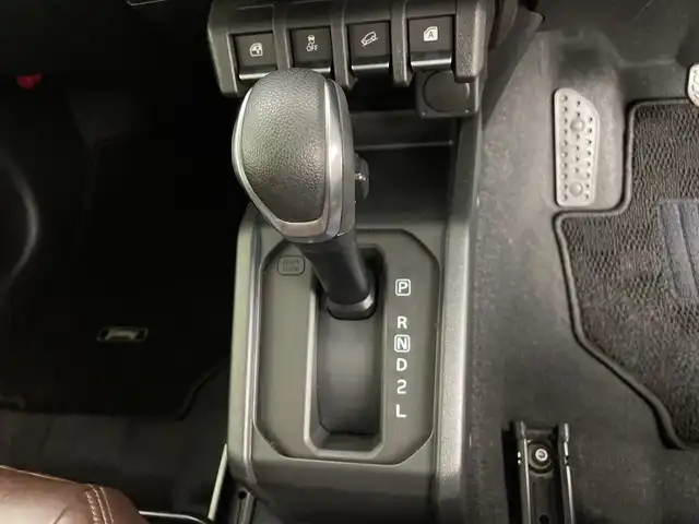 スズキ ジムニー XC 鹿児島県 2024(令6)年 0.9万km ミディアムグレー 純正SDナビ/（AM/FM/CD/DVD/Bluetooth）/バックカメラ/前後ドライブレコーダー/クルーズコントロール/ETC/シートヒーター/SUZUKIフロントグリル/レザー調シートカバー/背面タイヤ/オートライト/LEDヘッドライト/純正16インチAW/ドアバイザー