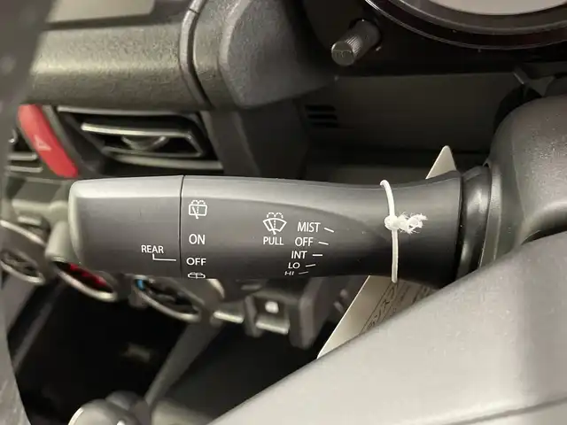 スズキ ジムニー XC 鹿児島県 2024(令6)年 0.9万km ミディアムグレー 純正SDナビ/（AM/FM/CD/DVD/Bluetooth）/バックカメラ/前後ドライブレコーダー/クルーズコントロール/ETC/シートヒーター/SUZUKIフロントグリル/レザー調シートカバー/背面タイヤ/オートライト/LEDヘッドライト/純正16インチAW/ドアバイザー