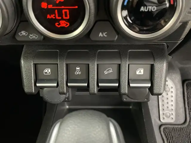スズキ ジムニー XC 鹿児島県 2024(令6)年 0.9万km ミディアムグレー 純正SDナビ/（AM/FM/CD/DVD/Bluetooth）/バックカメラ/前後ドライブレコーダー/クルーズコントロール/ETC/シートヒーター/SUZUKIフロントグリル/レザー調シートカバー/背面タイヤ/オートライト/LEDヘッドライト/純正16インチAW/ドアバイザー