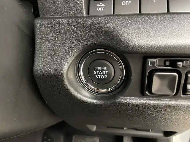 スズキ ジムニー XC 鹿児島県 2024(令6)年 0.9万km ミディアムグレー 純正SDナビ/（AM/FM/CD/DVD/Bluetooth）/バックカメラ/前後ドライブレコーダー/クルーズコントロール/ETC/シートヒーター/SUZUKIフロントグリル/レザー調シートカバー/背面タイヤ/オートライト/LEDヘッドライト/純正16インチAW/ドアバイザー