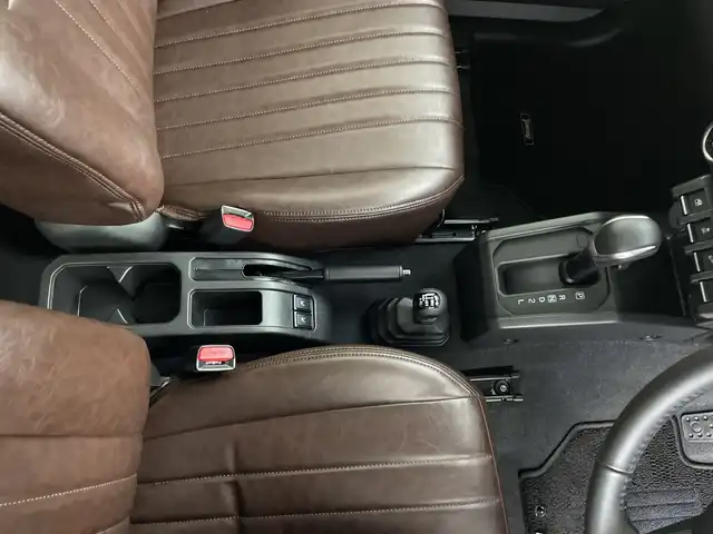 スズキ ジムニー XC 鹿児島県 2024(令6)年 0.9万km ミディアムグレー 純正SDナビ/（AM/FM/CD/DVD/Bluetooth）/バックカメラ/前後ドライブレコーダー/クルーズコントロール/ETC/シートヒーター/SUZUKIフロントグリル/レザー調シートカバー/背面タイヤ/オートライト/LEDヘッドライト/純正16インチAW/ドアバイザー