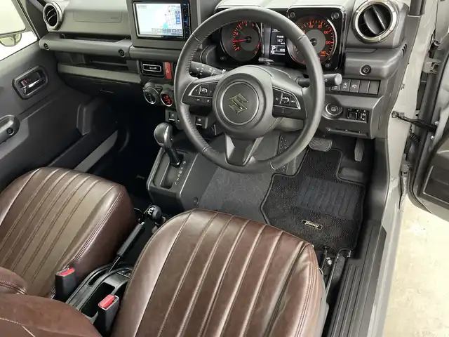 スズキ ジムニー XC 鹿児島県 2024(令6)年 0.9万km ミディアムグレー 純正SDナビ/（AM/FM/CD/DVD/Bluetooth）/バックカメラ/前後ドライブレコーダー/クルーズコントロール/ETC/シートヒーター/SUZUKIフロントグリル/レザー調シートカバー/背面タイヤ/オートライト/LEDヘッドライト/純正16インチAW/ドアバイザー