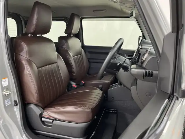スズキ ジムニー XC 鹿児島県 2024(令6)年 0.9万km ミディアムグレー 純正SDナビ/（AM/FM/CD/DVD/Bluetooth）/バックカメラ/前後ドライブレコーダー/クルーズコントロール/ETC/シートヒーター/SUZUKIフロントグリル/レザー調シートカバー/背面タイヤ/オートライト/LEDヘッドライト/純正16インチAW/ドアバイザー