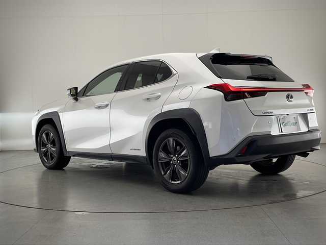 レクサス ＵＸ 250h バージョンC 宮崎県 2019(令1)年 5.8万km ソニッククォーツ 禁煙車/レクサスセーフティシステム/純正12.3型ナビTV/（CD/DVD/Blu-ray/Bluetooth/MSV/フルセグTV)/純正バックカメラ/純正ビルトイン2.0ETC/純正LEDオートライト/純正LEDフォグ/純正17インチアルミ/純正フロアマット/プリクラッシュセーフティ/アダプティブクルーズコントロール/レーンディパーチャーアラート/オートマチックハイビーム/クリアランスソナー/電子パーキング/ステアリングヒーター/パワーチルトステアリング/前席パワーシート/シートヒーター/本革巻ハンドル/スマートキー/プッシュエンジンスタート