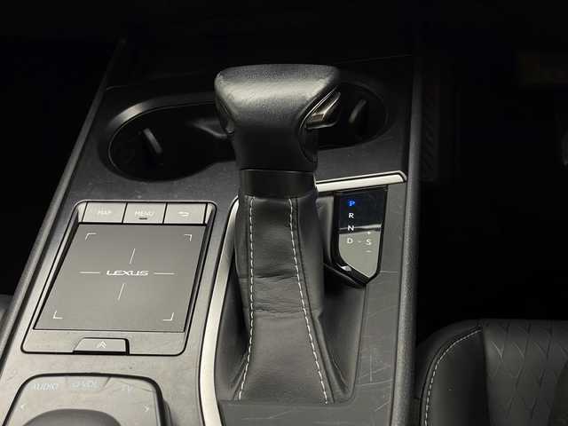レクサス ＵＸ 250h バージョンC 宮崎県 2019(令1)年 5.8万km ソニッククォーツ 禁煙車/レクサスセーフティシステム/純正12.3型ナビTV/（CD/DVD/Blu-ray/Bluetooth/MSV/フルセグTV)/純正バックカメラ/純正ビルトイン2.0ETC/純正LEDオートライト/純正LEDフォグ/純正17インチアルミ/純正フロアマット/プリクラッシュセーフティ/アダプティブクルーズコントロール/レーンディパーチャーアラート/オートマチックハイビーム/クリアランスソナー/電子パーキング/ステアリングヒーター/パワーチルトステアリング/前席パワーシート/シートヒーター/本革巻ハンドル/スマートキー/プッシュエンジンスタート