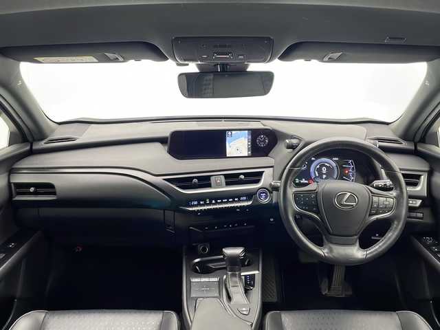 レクサス ＵＸ 250h バージョンC 宮崎県 2019(令1)年 5.8万km ソニッククォーツ 禁煙車/レクサスセーフティシステム/純正12.3型ナビTV/（CD/DVD/Blu-ray/Bluetooth/MSV/フルセグTV)/純正バックカメラ/純正ビルトイン2.0ETC/純正LEDオートライト/純正LEDフォグ/純正17インチアルミ/純正フロアマット/プリクラッシュセーフティ/アダプティブクルーズコントロール/レーンディパーチャーアラート/オートマチックハイビーム/クリアランスソナー/電子パーキング/ステアリングヒーター/パワーチルトステアリング/前席パワーシート/シートヒーター/本革巻ハンドル/スマートキー/プッシュエンジンスタート