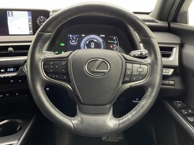 レクサス ＵＸ 250h バージョンC 宮崎県 2019(令1)年 5.8万km ソニッククォーツ 禁煙車/レクサスセーフティシステム/純正12.3型ナビTV/（CD/DVD/Blu-ray/Bluetooth/MSV/フルセグTV)/純正バックカメラ/純正ビルトイン2.0ETC/純正LEDオートライト/純正LEDフォグ/純正17インチアルミ/純正フロアマット/プリクラッシュセーフティ/アダプティブクルーズコントロール/レーンディパーチャーアラート/オートマチックハイビーム/クリアランスソナー/電子パーキング/ステアリングヒーター/パワーチルトステアリング/前席パワーシート/シートヒーター/本革巻ハンドル/スマートキー/プッシュエンジンスタート
