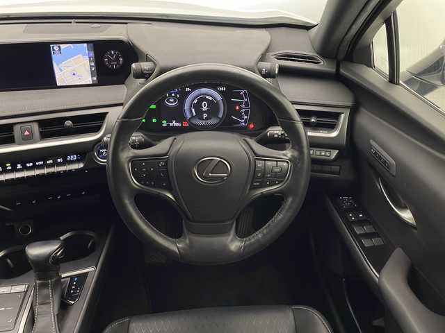 レクサス ＵＸ 250h バージョンC 宮崎県 2019(令1)年 5.8万km ソニッククォーツ 禁煙車/レクサスセーフティシステム/純正12.3型ナビTV/（CD/DVD/Blu-ray/Bluetooth/MSV/フルセグTV)/純正バックカメラ/純正ビルトイン2.0ETC/純正LEDオートライト/純正LEDフォグ/純正17インチアルミ/純正フロアマット/プリクラッシュセーフティ/アダプティブクルーズコントロール/レーンディパーチャーアラート/オートマチックハイビーム/クリアランスソナー/電子パーキング/ステアリングヒーター/パワーチルトステアリング/前席パワーシート/シートヒーター/本革巻ハンドル/スマートキー/プッシュエンジンスタート