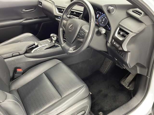 レクサス ＵＸ 250h バージョンC 宮崎県 2019(令1)年 5.8万km ソニッククォーツ 禁煙車/レクサスセーフティシステム/純正12.3型ナビTV/（CD/DVD/Blu-ray/Bluetooth/MSV/フルセグTV)/純正バックカメラ/純正ビルトイン2.0ETC/純正LEDオートライト/純正LEDフォグ/純正17インチアルミ/純正フロアマット/プリクラッシュセーフティ/アダプティブクルーズコントロール/レーンディパーチャーアラート/オートマチックハイビーム/クリアランスソナー/電子パーキング/ステアリングヒーター/パワーチルトステアリング/前席パワーシート/シートヒーター/本革巻ハンドル/スマートキー/プッシュエンジンスタート