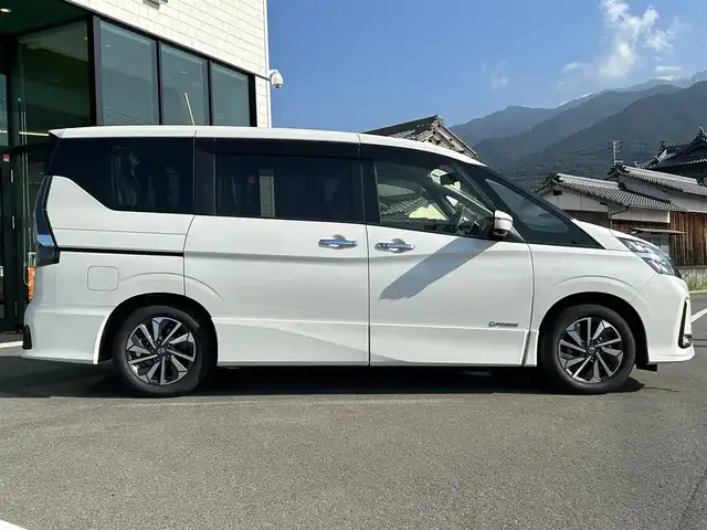 日産 セレナ e－パワー ハイウェイスター V 愛媛県 2021(令3)年 4.7万km ブリリアントホワイトパール 純正ナビ（Bluetooth/フルセグTV）/アラウンドビューモニター/プロパイロット/ETC/フリップダウンモニター/前方ドライブレコーダー/レーダークルーズコントロール/3列シート/純正フロアマット/前後コーナーセンサー/LEDヘッドライト