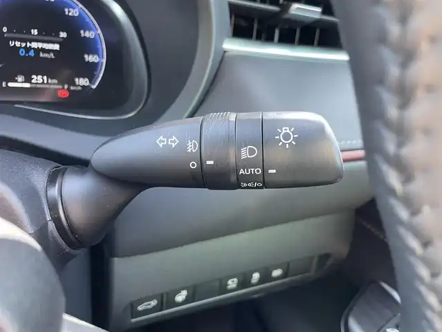 トヨタ ハリアー ＰＨＥＶ Z 福岡県 2023(令5)年 1.6万km プラチナホワイトパールマイカ ワンオーナー/4WD/トヨタセーフティセンス/調光パノラマルーフ/JBLナビ/（BLUETOOTH/フルセグ)/JBLプレミアムサウンドシステム/アラウンドビューモニター/バックカメラ/フロントカメラ/サイドカメラ/電動リアゲート/レーダークルーズコントロール/LEDヘッドライト/オートライト/オートマチックハイビーム/レザーシート/全席シートヒーター/DN席エアシート/DN席パワーシート/シートメモリー/チルトステアリング/ステアリングヒーター/純正19インチAW/HUD/TVキャンセラー/デジタルインナーミラー/ウィンカーミラー/横滑り防止装置/コーナーセンサー/レーンキープアシスト/盗難防止装置/BSM/スマートキー/ETC2.0/保証書/取扱説明書