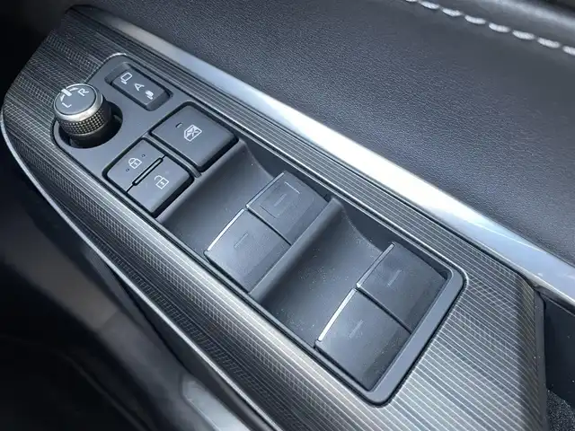 トヨタ ハリアー ＰＨＥＶ Z 福岡県 2023(令5)年 1.6万km プラチナホワイトパールマイカ ワンオーナー/4WD/トヨタセーフティセンス/調光パノラマルーフ/JBLナビ/（BLUETOOTH/フルセグ)/JBLプレミアムサウンドシステム/アラウンドビューモニター/バックカメラ/フロントカメラ/サイドカメラ/電動リアゲート/レーダークルーズコントロール/LEDヘッドライト/オートライト/オートマチックハイビーム/レザーシート/全席シートヒーター/DN席エアシート/DN席パワーシート/シートメモリー/チルトステアリング/ステアリングヒーター/純正19インチAW/HUD/TVキャンセラー/デジタルインナーミラー/ウィンカーミラー/横滑り防止装置/コーナーセンサー/レーンキープアシスト/盗難防止装置/BSM/スマートキー/ETC2.0/保証書/取扱説明書