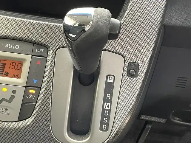 ダイハツ ムーヴ カスタム X SA 滋賀県 2013(平25)年 8.7万km タングステングレーM 純正7インチナビ/【Bluetooth/CD/DVD/フルセグTV/SD/AUX】/衝突軽減ブレーキ/社外ETC/HIDヘッドライト/オートライト/純正フロアマット/プッシュスタート/スマートキー/ドアバイザー