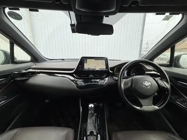 トヨタ Ｃ－ＨＲ G 滋賀県 2017(平29)年 10万km ブラックマイカ 純正SDナビ/・フルセグTV/・CD DVD/・Bluetooth/衝突軽減ブレーキ/車線逸脱警報/レーダークルーズコントロール/純正ドライブレコーダー/ビルトインETC2.0/プッシュスタート/スマートキー/シートヒーター/革巻きステアリング/ステアリングリモコン/電格ミラー/ウインカーミラー/ドアバイザー/電動パーキングブレーキ/オートブレーキホールド