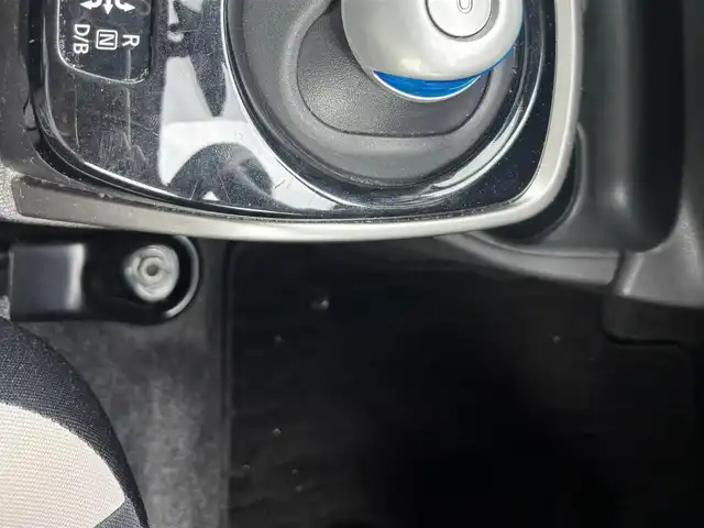 日産 ノート e－パワー X 福岡県 2016(平28)年 7万km スーパーブラック ABS/横滑り防止装置/前後コーナーセンサー/デジタルインナーミラー/インテリジェントエマージェンシーブレーキ/車線逸脱警報/踏み間違い防止アシスト/ヒーター付き電格ミラー/アラウンドビューモニター/純正フロアマット(NOTE)/純正ナビ/BT接続/ミュージックプレイヤー接続(AUX)/盗難防止装置/純正14インチフルホイールキャップ/ハロゲンヘッドランプ/オートライト/禁煙車