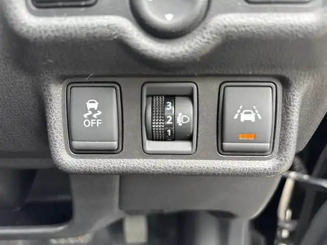 日産 ノート e－パワー X 福岡県 2016(平28)年 7万km スーパーブラック ABS/横滑り防止装置/前後コーナーセンサー/デジタルインナーミラー/インテリジェントエマージェンシーブレーキ/車線逸脱警報/踏み間違い防止アシスト/ヒーター付き電格ミラー/アラウンドビューモニター/純正フロアマット(NOTE)/純正ナビ/BT接続/ミュージックプレイヤー接続(AUX)/盗難防止装置/純正14インチフルホイールキャップ/ハロゲンヘッドランプ/オートライト/禁煙車