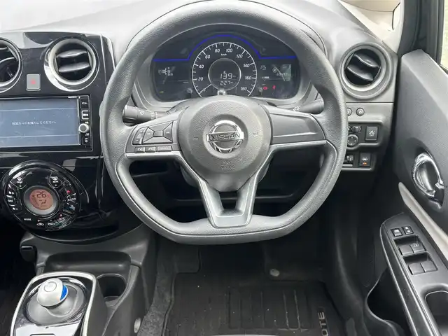 日産 ノート e－パワー X 福岡県 2016(平28)年 7万km スーパーブラック ABS/横滑り防止装置/前後コーナーセンサー/デジタルインナーミラー/インテリジェントエマージェンシーブレーキ/車線逸脱警報/踏み間違い防止アシスト/ヒーター付き電格ミラー/アラウンドビューモニター/純正フロアマット(NOTE)/純正ナビ/BT接続/ミュージックプレイヤー接続(AUX)/盗難防止装置/純正14インチフルホイールキャップ/ハロゲンヘッドランプ/オートライト/禁煙車