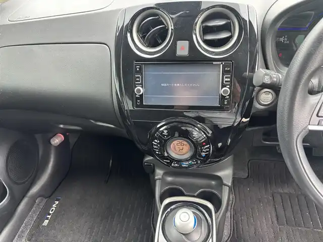 日産 ノート e－パワー X 福岡県 2016(平28)年 7万km スーパーブラック ABS/横滑り防止装置/前後コーナーセンサー/デジタルインナーミラー/インテリジェントエマージェンシーブレーキ/車線逸脱警報/踏み間違い防止アシスト/ヒーター付き電格ミラー/アラウンドビューモニター/純正フロアマット(NOTE)/純正ナビ/BT接続/ミュージックプレイヤー接続(AUX)/盗難防止装置/純正14インチフルホイールキャップ/ハロゲンヘッドランプ/オートライト/禁煙車